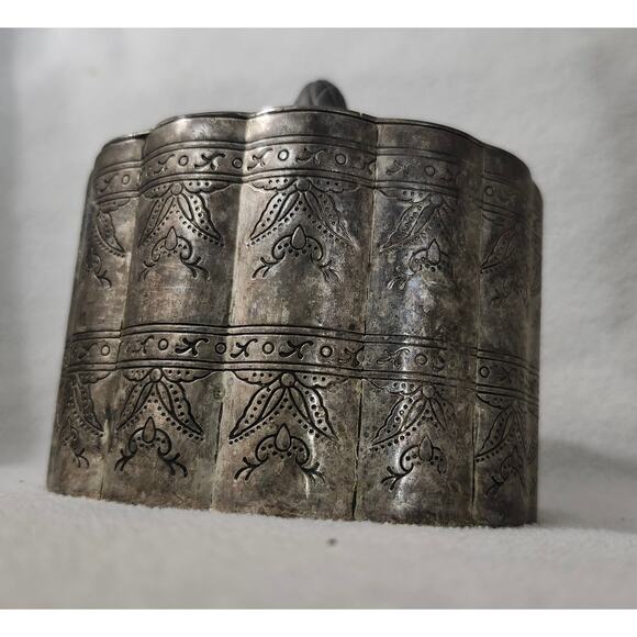 Vintage Metal Red Velvet Lined Lidded Vanity Jar Container Silver Etched - Picture 3 of 11